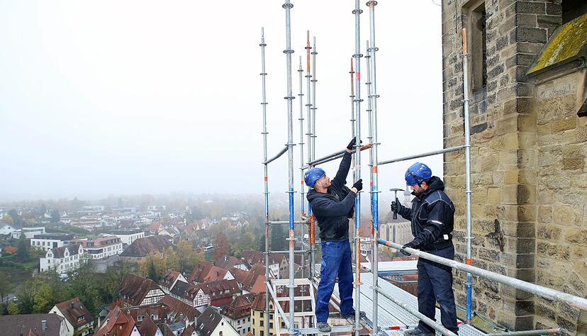 2017 fiel der Startschuss für das Mammut-Projekt. Im ersten Schritt wurde der Blaue Turm eingerüstet. 2017 fiel der Startschuss für das Mammut-Projekt. Im ersten Schritt wurde der Blaue Turm eingerüstet.