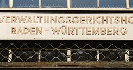 Der Schriftzug «Verwaltungsgerichtshof Baden-Württemberg» ist über dem Eingang des VGHs zu sehen.