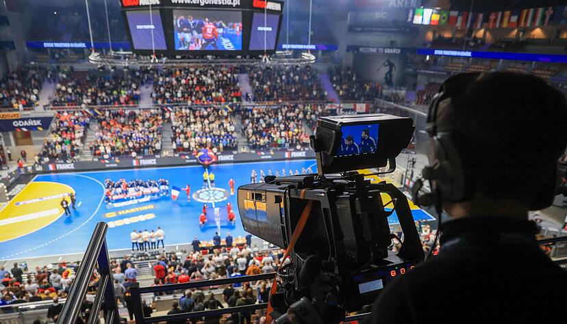 Die &ouml;ffentlich-rechtlichen TV-Sender ARD und ZDF &uuml;bertragen die Welt- und Europameisterschaften der Handballer von 2026 bis 2030.