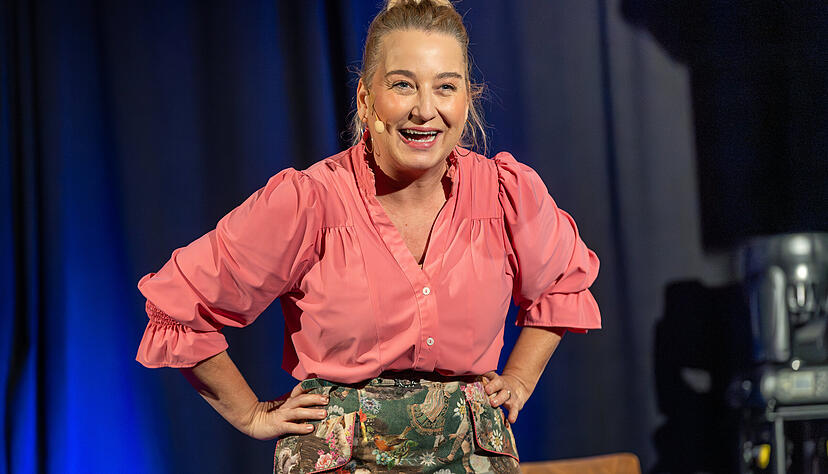 Fleischgewordener Flumi und Duracell-Hase in pinkfarbenen Stützstrumpfhosen: Constanze Lindner in der Kapelle im Schlos Fleischgewordener Flumi und Duracell-Hase in pinkfarbenen Stützstrumpfhosen: Constanze Lindner in der Kapelle im Schlos