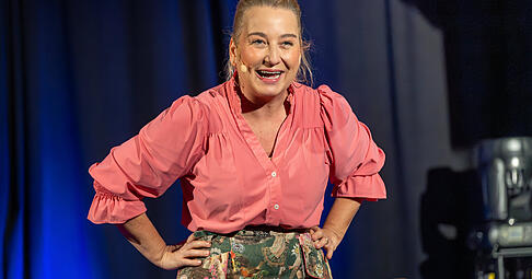 Fleischgewordener Flumi und Duracell-Hase in pinkfarbenen Stützstrumpfhosen: Constanze Lindner in der Kapelle im Schlos Fleischgewordener Flumi und Duracell-Hase in pinkfarbenen Stützstrumpfhosen: Constanze Lindner in der Kapelle im Schlos