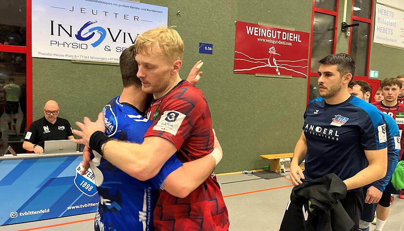 Umarmung f&uuml;r einen Besseren: Andreas Schr&ouml;der (Mitte) nach der Niederlage des TSB Horkheim beim TV Bittenfeld II. Rechts TSB-Torwart Marco BItz.