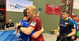 Umarmung f&uuml;r einen Besseren: Andreas Schr&ouml;der (Mitte) nach der Niederlage des TSB Horkheim beim TV Bittenfeld II. Rechts TSB-Torwart Marco BItz.