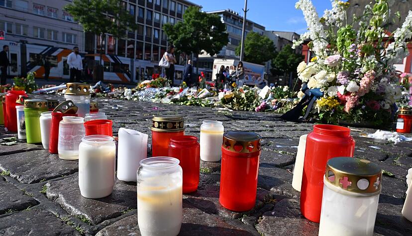 Blumen und Kerzen liegen auf dem Marktplatz in Mannheim zum Gedenken an einen getöteten Polizisten. Blumen und Kerzen liegen auf dem Marktplatz in Mannheim zum Gedenken an einen getöteten Polizisten.