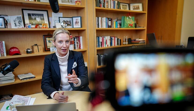 Mit Podcast-Mikrofon und Laptop schaltete sich AfD-Chefin Alice Weidel von ihrem Bundestagsbüro aus in den Live-Talk mit X-Chef Elon Musk. Mit Podcast-Mikrofon und Laptop schaltete sich AfD-Chefin Alice Weidel von ihrem Bundestagsbüro aus in den Live-Talk mit X-Chef Elon Musk.