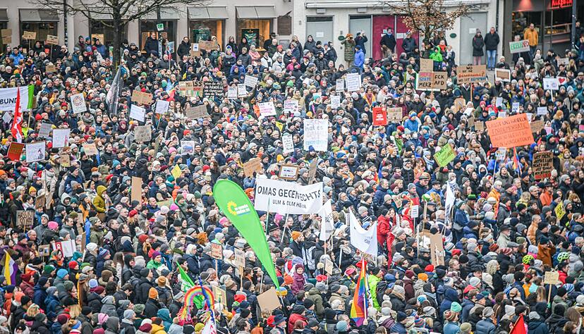Auf dem Ulmer M&uuml;nsterplatz z&auml;hlte die Polizei am Sonntag rund 5.500 Teilnehmer.