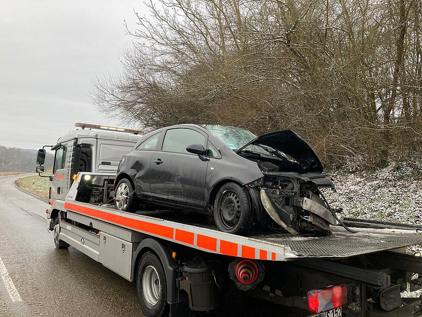 Nach dem schweren Verkehrsunfall zwischen Neckarsulm-Dahenfeld und Neuenstadt musste die Landstra&szlig;e voll gesperrt werden.