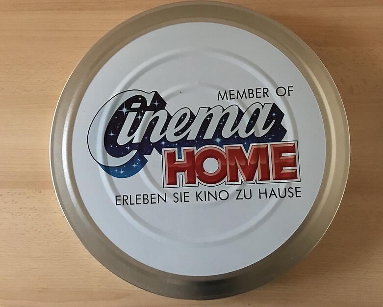 Gro&szlig;e Filmspulendose aus Wei&szlig;blech. Gekauft in der Videothek, Weinsberger Stra&szlig;e, Heilbronn.