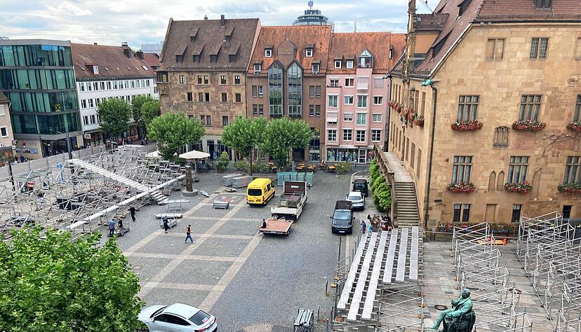Der Blick auf den Marktplatz zeigt: Es tut sich was. Am Montag haben Oliver Schenk von Stagex, Mitglieder der TSG Heilbronn, des TSV Untergruppenbach und Freiwillige die Tribünen aufgebaut.