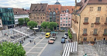Der Blick auf den Marktplatz zeigt: Es tut sich was. Am Montag haben Oliver Schenk von Stagex, Mitglieder der TSG Heilbronn, des TSV Untergruppenbach und Freiwillige die Tribünen aufgebaut.
Foto: Stefanie Wahl