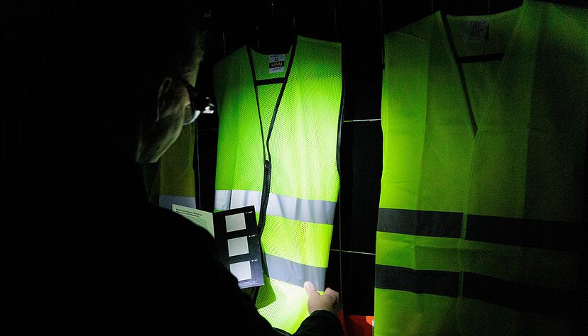 Der ADAC &uuml;berpr&uuml;fte 25 Warnwesten auf ihre retroreflektierende Leuchteigenschaft.