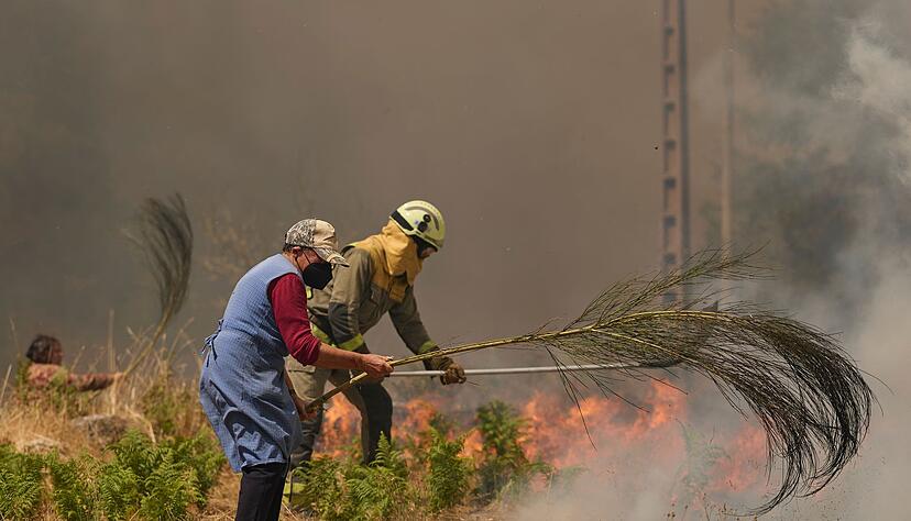 Einsatzkr&auml;fte, freiwillige Helfer und betroffene Anwohner k&auml;mpfen unerm&uuml;dlich gegen die Flamen.