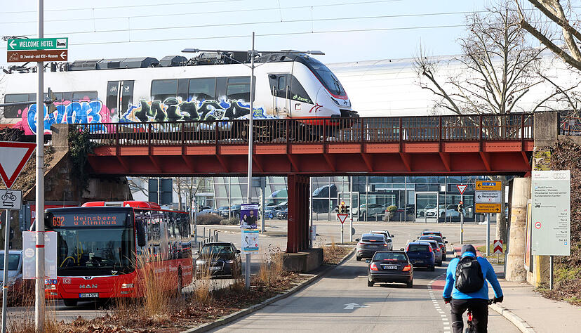 Die Eisenbahnbr&uuml;cke &uuml;ber die Felix-Wankel-Stra&szlig;e zwischen Audi und Feuerwehr in Neckarsulm wird neu gebaut.