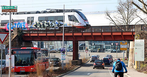 Die Eisenbahnbr&uuml;cke &uuml;ber die Felix-Wankel-Stra&szlig;e zwischen Audi und Feuerwehr in Neckarsulm wird neu gebaut.