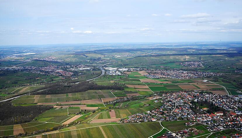 Auf diesem Luftbild ist ein Gro&szlig;teil des Verbandsgebietes zu sehen: rechts Lehrensteinsfeld, dahinter Ellhofen und Grantschen, westlich der Autobahn liegt Weinsberg.
Foto: Werner Kuhnle
