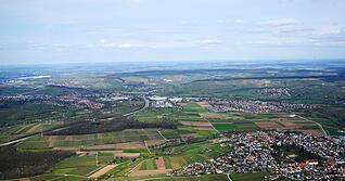 Auf diesem Luftbild ist ein Großteil des Verbandsgebietes zu sehen: rechts Lehrensteinsfeld, dahinter Ellhofen und Grantschen, westlich der Autobahn liegt Weinsberg.
Foto: Werner Kuhnle Auf diesem Luftbild ist ein Großteil des Verbandsgebietes zu sehen: rechts Lehrensteinsfeld, dahinter Ellhofen und Grantschen, westlich der Autobahn liegt Weinsberg.
Foto: Werner Kuhnle