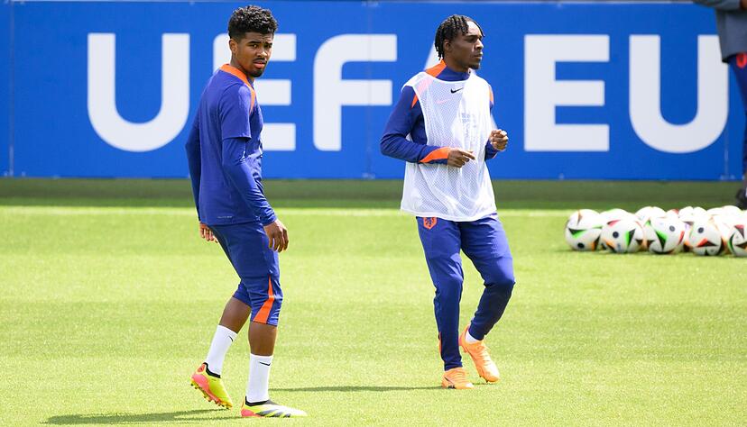 BVB-Profi Ian Maatsen (l) beim Training der niederländischen Fußball-Nationalmannschaft.