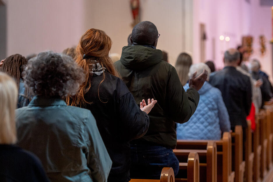 Am Ostersonntag hatte Papst Franziskus vor Zehntausende Gläubigen noch den Segen Urbi et Orbi gespendet. Dabei wirkte er bereits sehr geschwächt.