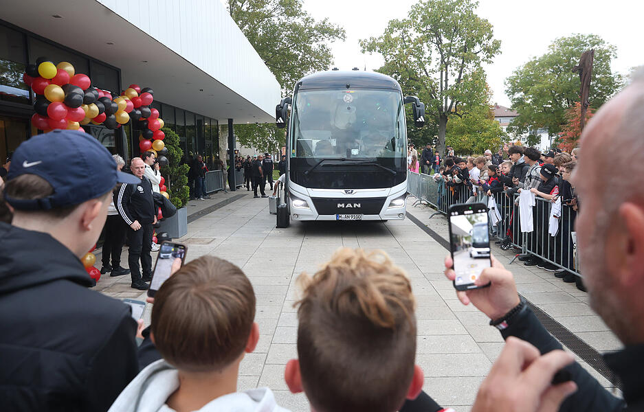 Das DFB-Team übernachtet am Donnerstag vor dem WM-Qualifikationsspiel im Parkhotel in Heilbronn. Zahlreiche Fans haben die Fußball-Stars in Empfang genommen. Es gab Autogramme und Fotos.