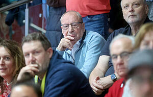 Hat schon erfreulichere Geburtstage erlebt: Sport-Union-Vereinschef Rolf H&auml;rdtner (Mitte).