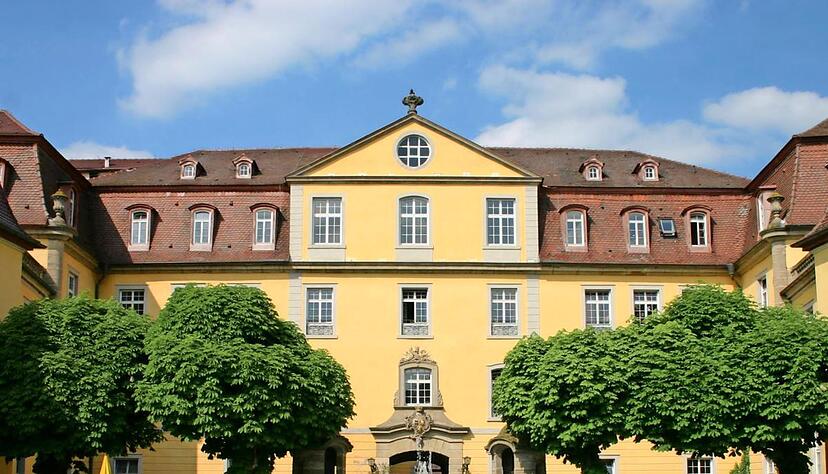 Zwei Flügel des Schlosses, den Witwenbau und den Marstall, vermietet die Stiftung an den Landkreis Hall, der darin bis zu 150 Flüchtlinge unterbringen kann.Foto: privat Zwei Flügel des Schlosses, den Witwenbau und den Marstall, vermietet die Stiftung an den Landkreis Hall, der darin bis zu 150 Flüchtlinge unterbringen kann.Foto: privat