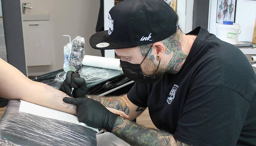 Thorsten Bessler arbeitet im Tattoostudio von Florian Kirchenbauer in Bad Rappenau. Seit Jahresbeginn wird auch dort keine bunte Farbe mehr verwendet.
Foto: Elfi Hofmann
