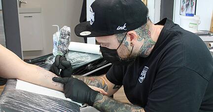 Thorsten Bessler arbeitet im Tattoostudio von Florian Kirchenbauer in Bad Rappenau. Seit Jahresbeginn wird auch dort keine bunte Farbe mehr verwendet.
Foto: Elfi Hofmann