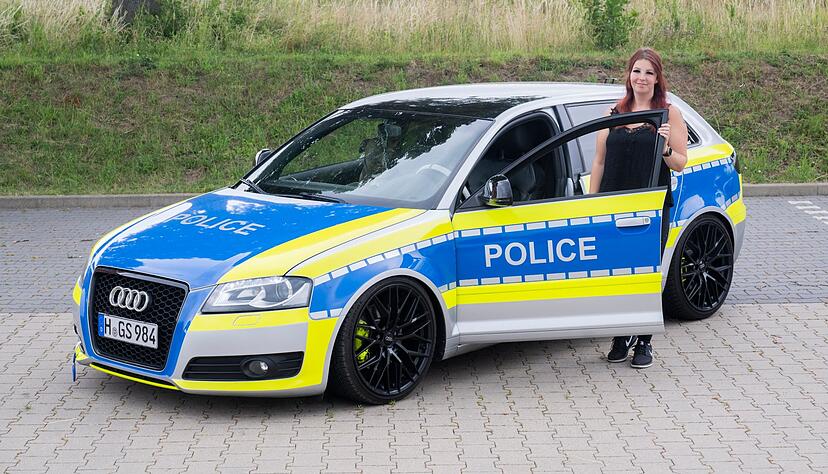 Die Autotunerin Svenja Geertz steht neben ihrem Audi, der ähnlich wie ein Polizeifahrzeug foliert ist. Die Autotunerin Svenja Geertz steht neben ihrem Audi, der ähnlich wie ein Polizeifahrzeug foliert ist.