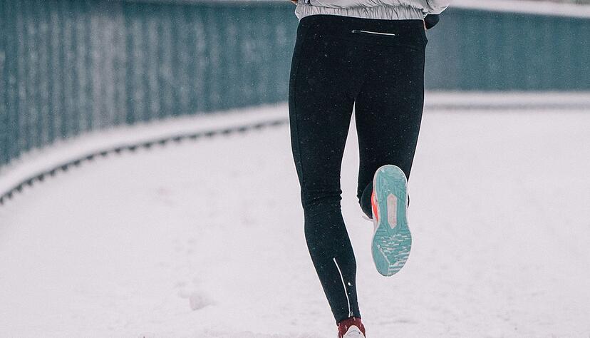 Joggen bei winterlichen Temperaturen ist m&ouml;glich: Erst ab minus 10 Grad oder bei Gl&auml;tte sollte das Training besser pausieren oder nach drinnen verlegt werden.