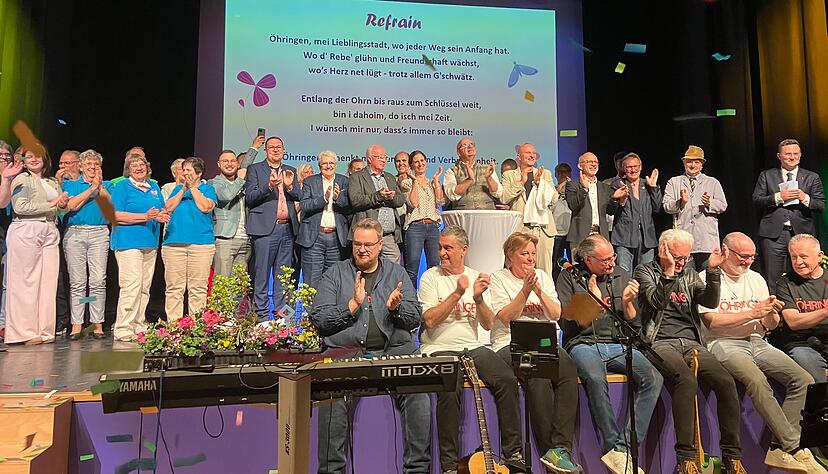 Der Festreigen kann beginnen: Nachdem der Buzzer gedr&uuml;ckt ist, regnet es buntes Konfetti in den &Ouml;hringer Laga-Farben auf die Besucher.