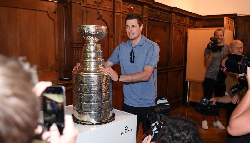 Tom K&uuml;hnhackl pr&auml;sentiert den Stanley Cup in Landshut. Foto: Peter Kneffel