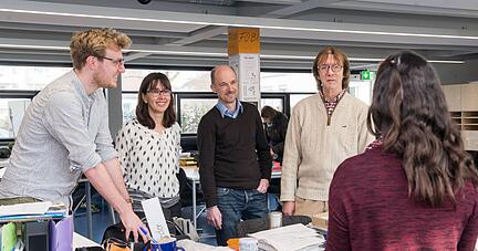 Julius W&uuml;rz inmitten seiner Kollegen: Fr&uuml;her hat er in der Hermann-Greiner-Realschule in Neckarsulm gearbeitet, als Pension&auml;r in der Otto-Klenert-Realschulein Bad Friedrichshall.
Foto: Archiv/Mario Berger