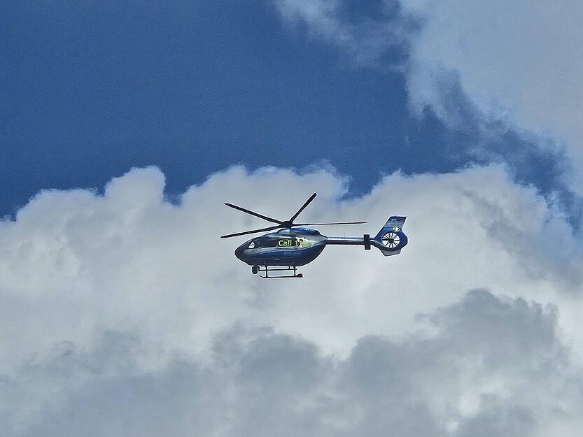 Der andere Polizist wird im Krankenhaus behandelt.