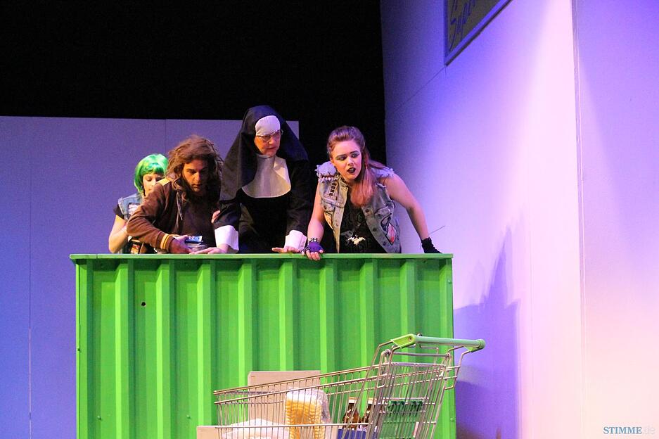 "Ab in den Container": Theater in Hollenbach |
