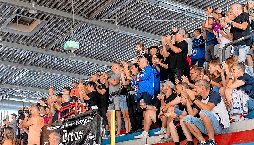 Der Tag des Heilbronner Eishockeys dürfte weit mehr als 1000 Fans angelockt haben. Beim Testspiel waren offiziell 805 Zuschauer in der Halle. Der Tag des Heilbronner Eishockeys dürfte weit mehr als 1000 Fans angelockt haben. Beim Testspiel waren offiziell 805 Zuschauer in der Halle.