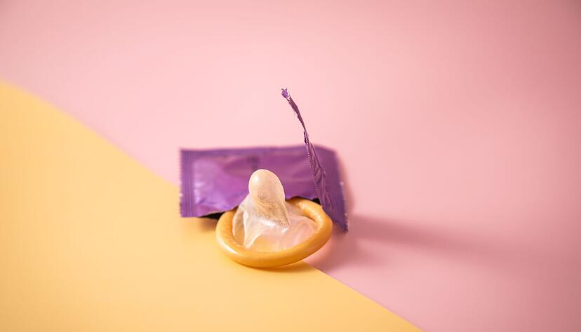 Ein Kondom sch&uuml;tzt nicht nur vor Krankheiten und ungewollten Schwangerschaften - es kann auch die Ejakulation verz&ouml;gern.