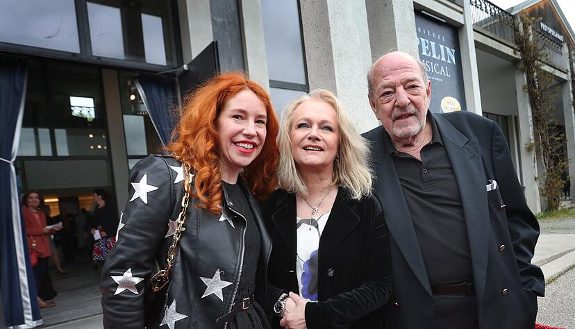 Ralph und Laura Siegel zeigen sich zusammen mit Sängerin Nicole (Mitte), die 1982 mit Siegels Lied «Ein bisschen Frieden» den Grand Prix Eurovision de la Chanson gewann. (Archivbild) Ralph und Laura Siegel zeigen sich zusammen mit Sängerin Nicole (Mitte), die 1982 mit Siegels Lied «Ein bisschen Frieden» den Grand Prix Eurovision de la Chanson gewann. (Archivbild)
