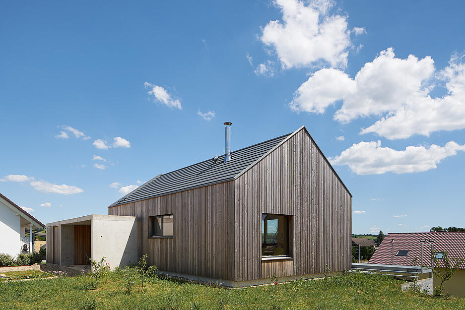 Innerhalb einer Neubausiedlung in Ittlingen sticht dieses kompakte Holzhaus hervor. Beton, heimische Kiefer, Linoleum in den Innenräumen und Stahl am Balkon harmonieren miteinander: ein beispielhafter Umgang mit dem Thema Einfamilienhaus, reduziert und dabei mit höchstem Anspruch an Atmosphäre und Material. Architekt Ralf Kramer, Emmendingen, mit Jan Müller, Ettlingen.  Foto: Stephan Baumann