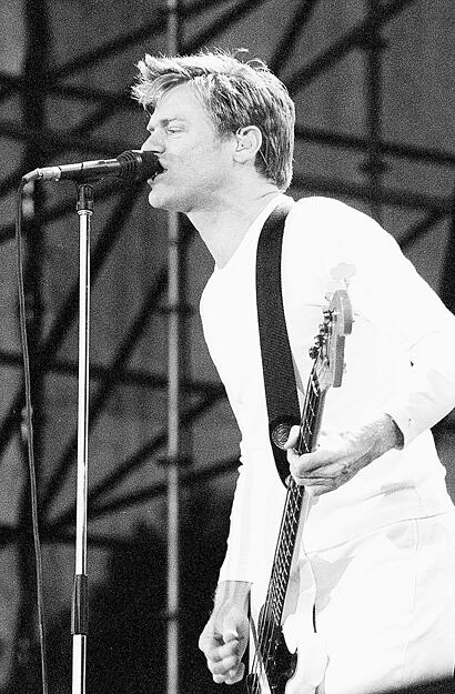 "Back to you" singt Bryan Adams für seine Fans zur Begrüßung bei seiner "The Best of me"-Tour 2000 im Heilbronner Frankenstadion.
