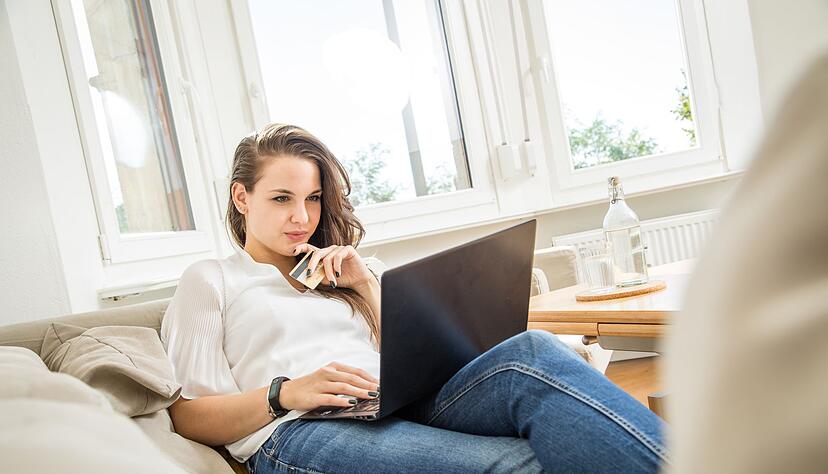 Einfach von der Couch zu Hause über den Laptop oder unterwegs mit dem Smartphone zu shoppen, ist für uns zu einer Selbstverständlichkeit geworden. Aber wie geht das nachhaltiger?