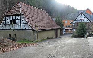 Die M&uuml;hlenschenke am Eingang ins F&uuml;nfm&uuml;hlental wird zuk&uuml;nftig Siegelsbacher M&uuml;hle hei&szlig;en: Alte Scheunen (links) weichen Ferienwohnungen.
Fotos: Simon Gajer