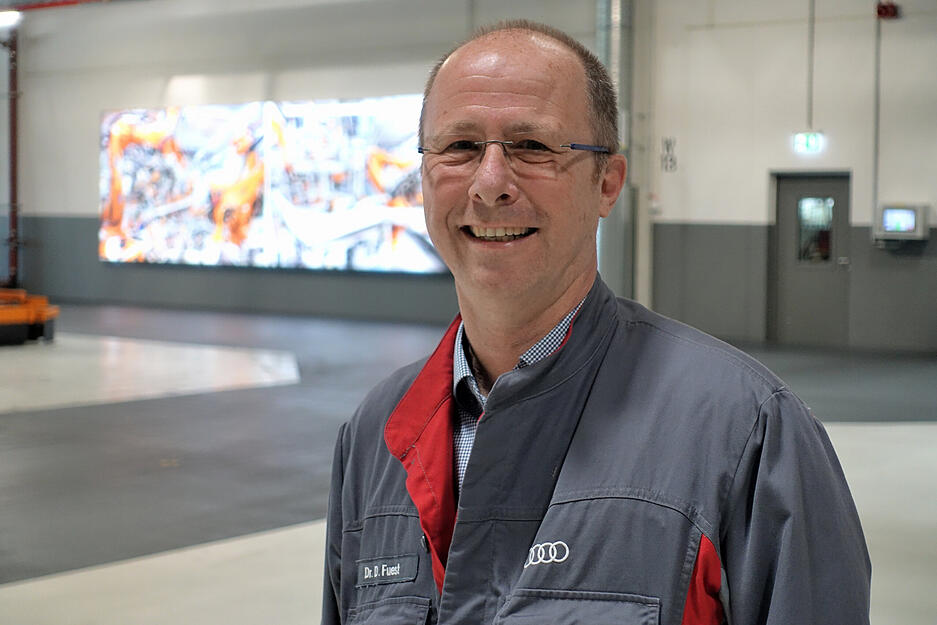 Dr. Detlev Fuest, Leiter Instandhaltung Karosseriebau, ist derzeit noch ziemlich allein unterwegs in dem 190.000 Quadratmeter gro&szlig;en Werksteil.