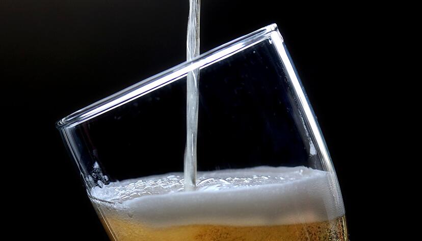 Der deutsche Biermarkt ist 2025 au&szlig;ergew&ouml;hnlich stark um mehr als sechs Prozent geschrumpft.