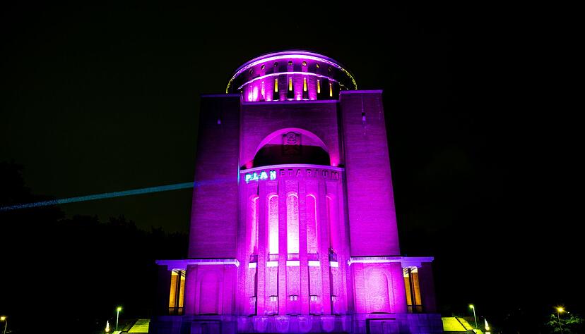 Am Abend des 11. Oktober macht Plan International in ganz Deutschland mit der Illuminierung bekannter Wahrzeichen und Gebäude auf die Rechte von Mädchen aufmerksam. (Archivbild) Am Abend des 11. Oktober macht Plan International in ganz Deutschland mit der Illuminierung bekannter Wahrzeichen und Gebäude auf die Rechte von Mädchen aufmerksam. (Archivbild)