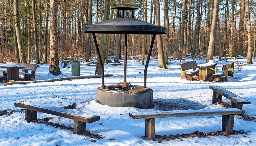 Die freien Tage an Weihnachten und am Jahresanfang nutzten wohl einige Bürger, um am Grillplatz an der Waldheide zu grillen.
Fotos: Mario Berger Die freien Tage an Weihnachten und am Jahresanfang nutzten wohl einige Bürger, um am Grillplatz an der Waldheide zu grillen.
Fotos: Mario Berger