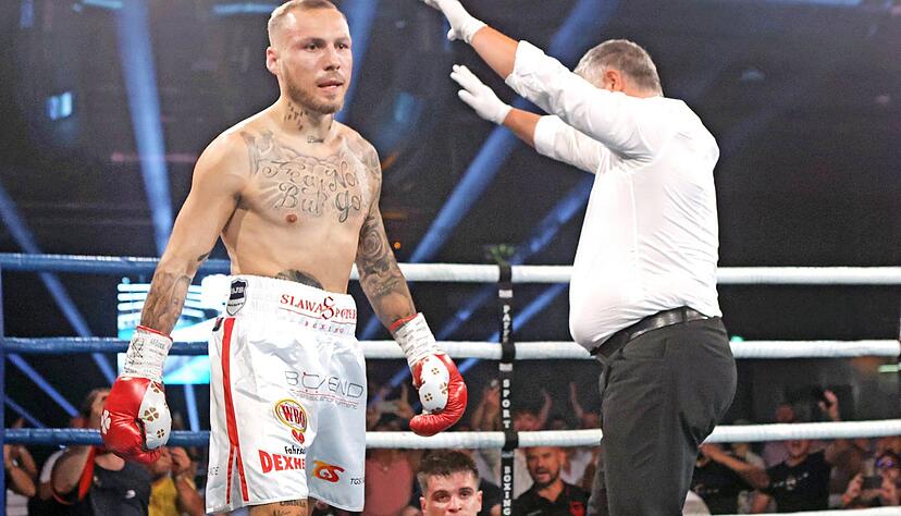 Kaum eingel&auml;utet, gingen bei Victor Ionascu (am Boden) bereits die Lichter wieder aus. Slawa Spomer (li.) schickte seinen Gegner bereits in der ersten Runde des EM-Kampfes drei Mal auf die Bretter.