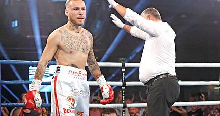 Kaum eingel&auml;utet, gingen bei Victor Ionascu (am Boden) bereits die Lichter wieder aus. Slawa Spomer (li.) schickte seinen Gegner bereits in der ersten Runde des EM-Kampfes drei Mal auf die Bretter.
Foto: Ralf Seidel