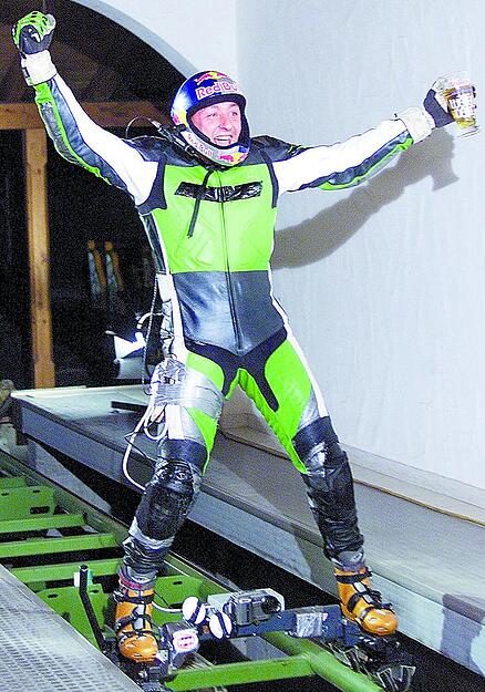 2001: Wettkandidat Dirk Auer hat die Wette gewonnen, das Bierglas ist noch fast voll.