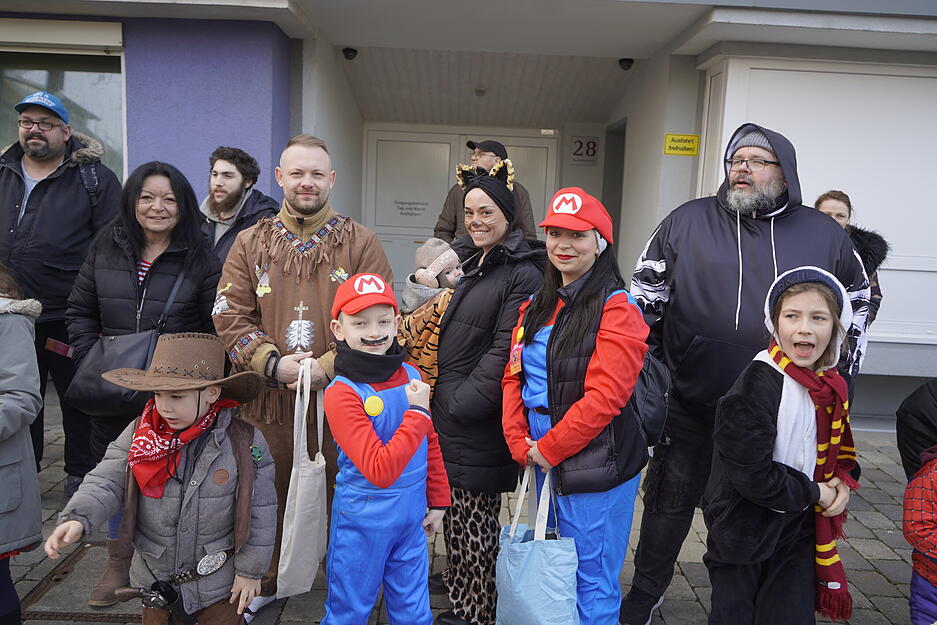 Der Umzug der Jagstfelder Hühnerläuse hat am Sonntag erneut zahlreiche Besucher angelockt. Der Umzug der Jagstfelder Hühnerläuse hat am Sonntag erneut zahlreiche Besucher angelockt.