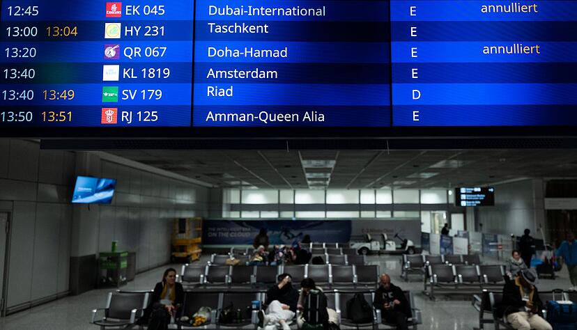 Vielerorts fallen zahlreiche Flüge aus, weil große Drehkreuze in der Golfregion nicht angeflogen werden können – so auch hier in Frankfurt. Vielerorts fallen zahlreiche Flüge aus, weil große Drehkreuze in der Golfregion nicht angeflogen werden können – so auch hier in Frankfurt.